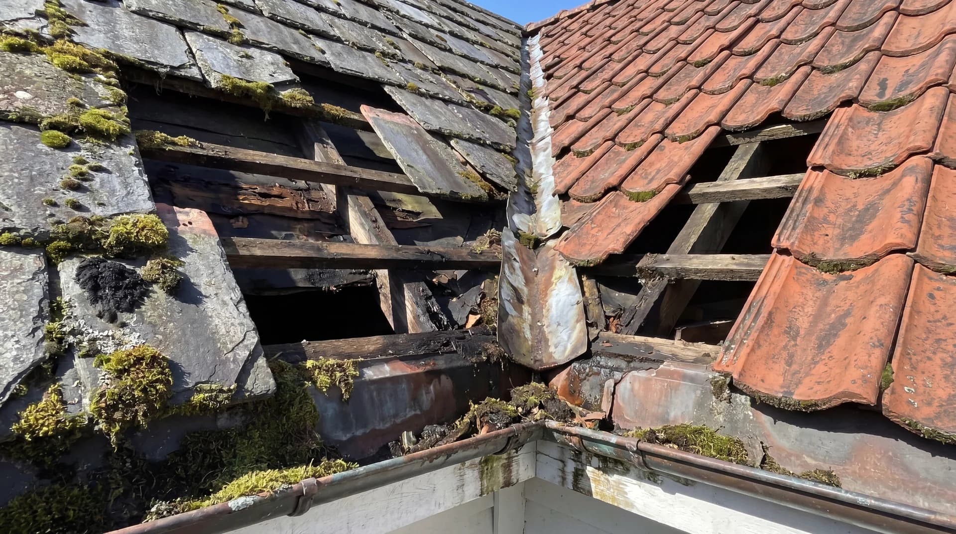 Takskade som viser vannlekkasje og strukturelle problemer som kunne vært unngått med riktig vedlikehold