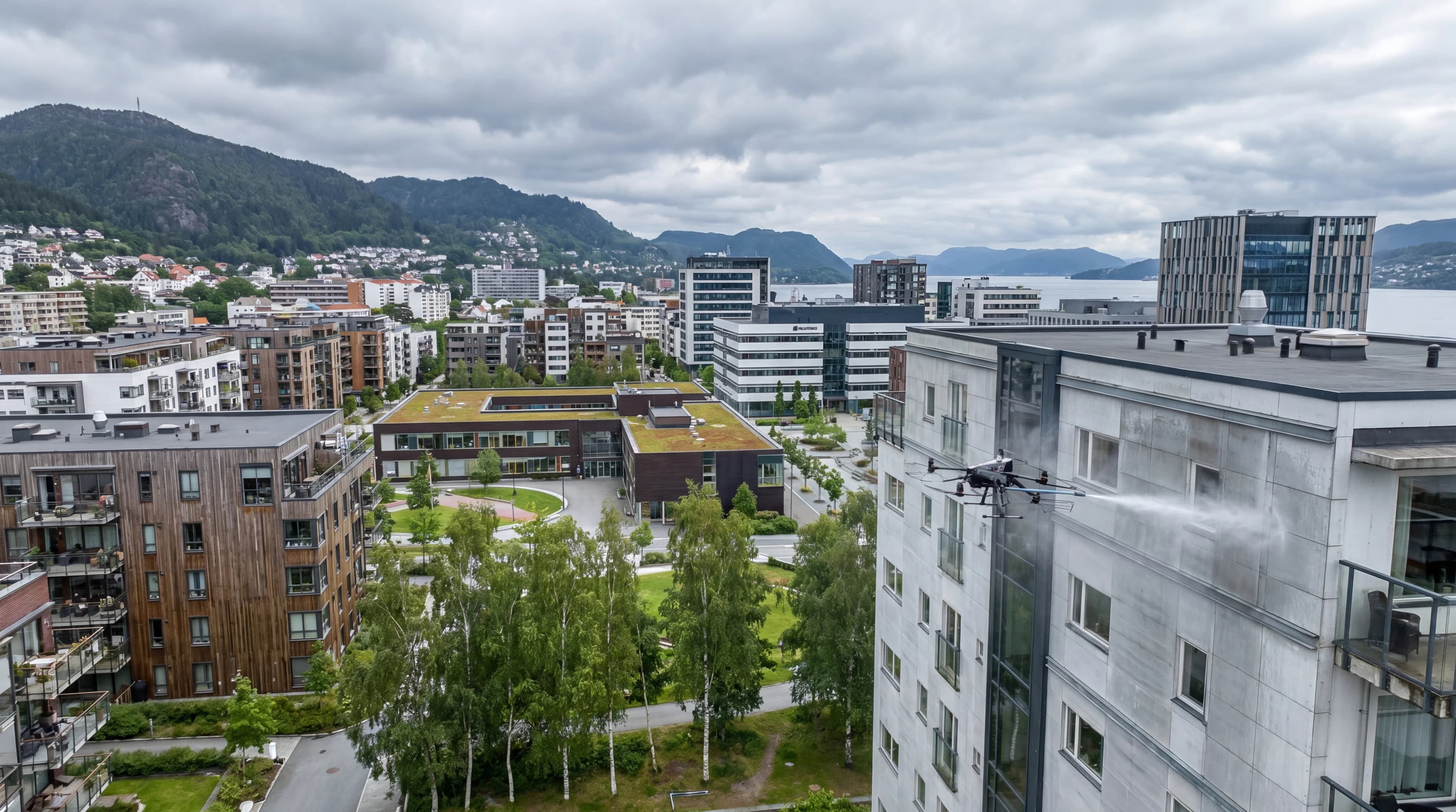 Drone som vasker fasaden på et norsk bygg — profesjonell dronevasking i praksis.
